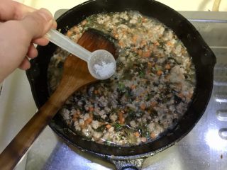 17、鲜嫩香滑美美哒➕彩蔬肉末蒸豆腐,加入适量热水没过肉末即可，不用太多水，煮开后加入小半勺白糖，搅拌均匀