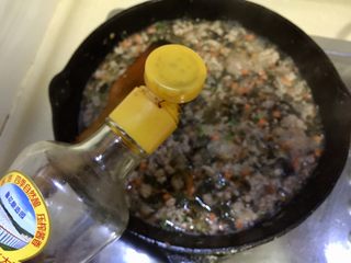 18、鲜嫩香滑美美哒➕彩蔬肉末蒸豆腐,再加入一小勺生抽提鲜。我不喜欢这个颜色太深所以没有放老抽，这个随大家的喜好