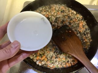 19、鲜嫩香滑美美哒➕彩蔬肉末蒸豆腐,小火炖煮三四分钟后，转中火，淋上少许水淀粉勾芡再煮两三分钟。出锅前尝下咸淡，可根据个人口味添加少许食盐，因为蒸豆腐时豆腐还会出水，所以这个肉酱味道要比成品菜咸一些，以免豆腐蒸出来淡了