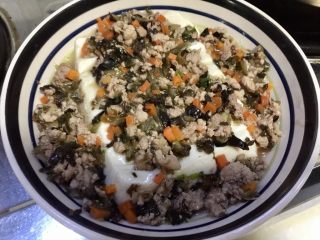 20、鲜嫩香滑美美哒➕彩蔬肉末蒸豆腐,在做肉酱时内酯豆腐会不断出水，先把水倒掉，再把做好的肉末用勺子盛到豆腐上和盘中。