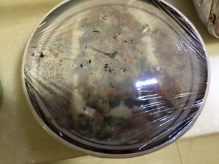 22、鲜嫩香滑美美哒➕彩蔬肉末蒸豆腐,把盘子蒙上一层保鲜膜，膜上牙签戳几个小洞