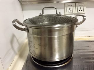 23、鲜嫩香滑美美哒➕彩蔬肉末蒸豆腐,蒸锅里放足够水，水开放入豆腐，中火蒸15分钟左右（根据大家蒸锅属性调整时间）即可