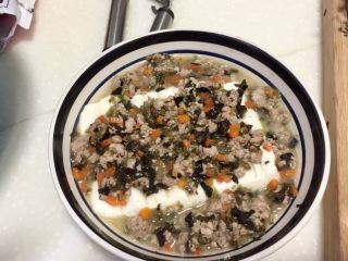 24、鲜嫩香滑美美哒➕彩蔬肉末蒸豆腐,小心烫喔，用夹子取出，撕去保鲜膜，内酯豆腐蒸制时还出了一些水，所以不用担心肉末酱比较咸水不够多