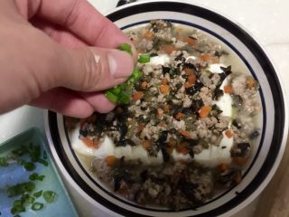 25、鲜嫩香滑美美哒➕彩蔬肉末蒸豆腐,撒上葱绿末，即可上桌享用了