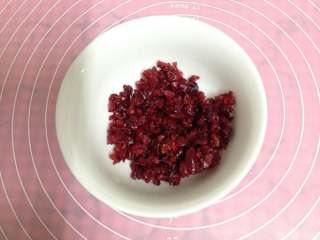 2、蔓越莓猫爪蛋糕,蔓越莓切碎备用