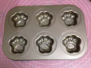 4、蔓越莓猫爪蛋糕,模具用软化的黄油涂抹内壁（配方外）