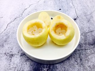 1、小寒节气 润肺止咳来只烤梨,在梨盏里放入冰糖，我在每个梨盏里放了约10梨左右的冰糖，放的太多了，吃起来太甜了，建议大家放4、5粒冰糖就可以，不过要看梨的大小哦。
