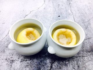 2、小寒节气 润肺止咳来只烤梨,把梨盏放入烤碗里。