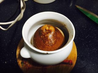 4、小寒节气 润肺止咳来只烤梨,这是烤了30分钟时的状态，冰糖化了一半，梨的颜色变成深色，用牙签戳戳梨肉，梨肉还很硬。