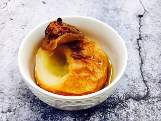 6、小寒节气 润肺止咳来只烤梨,把梨盛出来，梨汁粘稠呈蜜糖色，梨有些软塌但是梨皮完好无损。