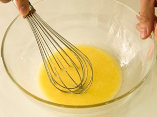 2、柠檬戚风小蛋糕,搅拌至完全融合