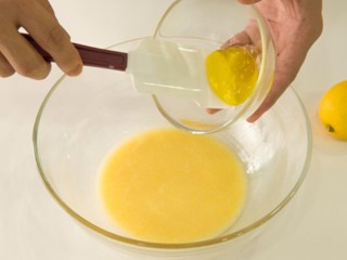 3、柠檬戚风小蛋糕,再往里面加入柠檬酱，混合均匀。柠檬酱是柠檬汁浓缩熬煮而成，小伙伴们买市售的即可，加入蛋黄中可增加柠檬浓郁的香气