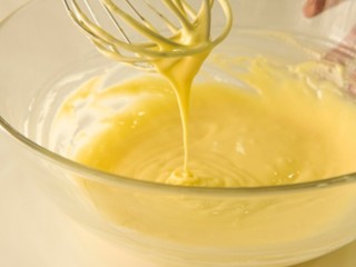 5、柠檬戚风小蛋糕,再将粉拌匀:呈现丝绸质感，滴落到盆中纹路没有马上消失的状态。放置一旁备用