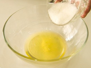 8、柠檬戚风小蛋糕,紧接着打发蛋白，先将柠檬汁倒入，再加入白砂糖