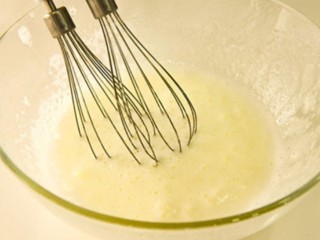 9、柠檬戚风小蛋糕,蛋白从液体状态慢慢发生改变，打到一定程度它是绵密细腻的泡沫状