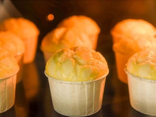 14、柠檬戚风小蛋糕,最后将小蛋糕们送入预热好的烤箱中，温度调至上火200度，下火180度，烤制12分钟。等待我们的是逐渐长高的柠檬cupcake