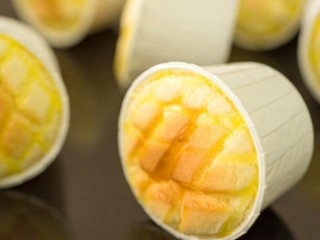 15、柠檬戚风小蛋糕,烤好的cupcake为了防止回缩，可置于烤架上平躺放凉