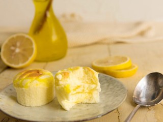 16、柠檬戚风小蛋糕,戚风蛋糕除了和柠檬搭配，换成橙子也是不二的选择，在表面挤奶油进行装饰更能增加颜值和风味