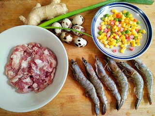1、什锦祈福虾,准备食材。