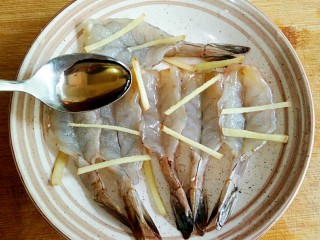 2、什锦祈福虾,虾去除虾线，剥去头、虾壳（留虾尾部分），再从背部将虾剖开，加姜、料酒、盐腌渍10分钟入底味。