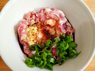 3、什锦祈福虾,猪肉馅里加入葱姜末、料酒、十三香粉、盐、味极鲜酱油、蚝油、香油拌匀后用筷子顺时针搅拌至肉馅上劲。