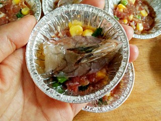 5、什锦祈福虾,在蛋挞模内薄薄铺一层搅拌好的什锦肉馅， 然后将腌好的虾分别贴放于什锦馅上。