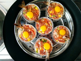 8、什锦祈福虾,上锅隔水蒸约15分钟左右至熟。