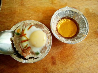 9、什锦祈福虾,然后用勺子沿碗壁挖出后摆放盘中，蛋挞模内蒸出来的肉汁留着备用。