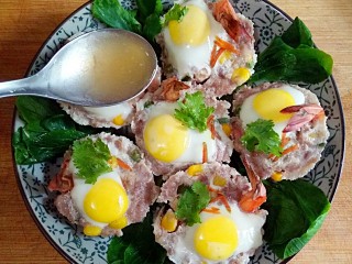 12、什锦祈福虾,将炒熟的青菜摆盘装饰，用勺子淋上薄芡。