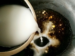 10、什锦祈福虾,将蛋挞模内的肉汁倒入锅中，淋水淀粉勾薄芡，煮开。