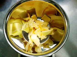 1、抹茶曲奇饼干,黄油室温软化