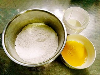 2、抹茶曲奇饼干,低粉过筛,鸡蛋打散