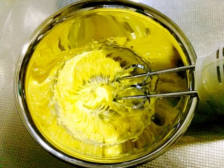 3、抹茶曲奇饼干,先将软化的黄油搅打30秒左右