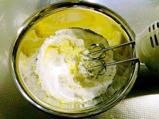 4、抹茶曲奇饼干,加入糖粉和细砂糖,继续搅打至黄油蓬松顺滑,体积稍大