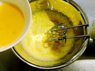 5、抹茶曲奇饼干,分三次倒入蛋液,每次搅打至蛋液与黄油充分融合,再加下一次