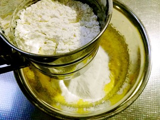 7、抹茶曲奇饼干,筛入低粉