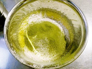 8、抹茶曲奇饼干,筛入抹茶粉
