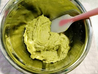 9、抹茶曲奇饼干,用刮刀翻拌均匀