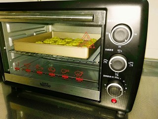 12、抹茶曲奇饼干,烤箱预热180度上下火烤15分钟