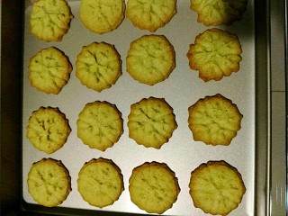 13、抹茶曲奇饼干,这是用了130g黄油烤出来的曲奇饼,花纹纹路不明显,可能是天气太热,所以我将配方改成了120g黄油