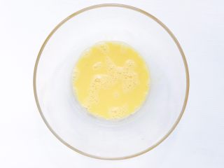 1、宝宝零食：简易版虾条,食材处理：准备一个大碗 将鸡蛋打散