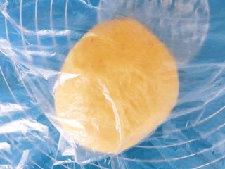 6、宝宝零食：简易版虾条,揉好的面团放进保鲜袋