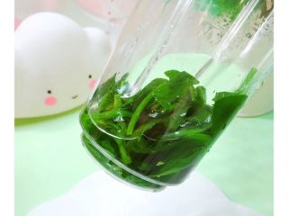 2、8+补铁双色蛋羹,菠菜焯水，加清水榨成汁