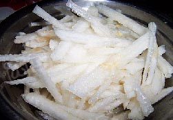 1、蜜汁山楂梨丝,雪花梨去皮，切丝