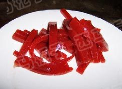 2、蜜汁山楂梨丝,山楂糕切片再切丝