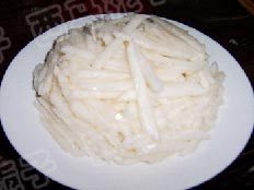 3、蜜汁山楂梨丝,梨丝上撒上一点糖。腌制2分钟