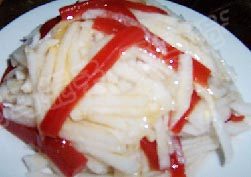 5、蜜汁山楂梨丝,最后淋入一小勺蜂蜜即可