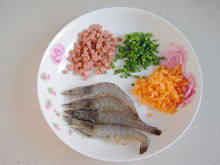 2、虾仁火腿鸡蛋饼,准备好虾，把香葱切成末，把早餐火腿和胡萝卜切成小丁