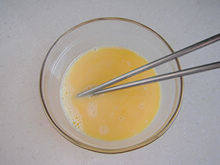 3、虾仁火腿鸡蛋饼,虾去头去壳去虾线，取虾仁，用刀拍碎后剁成小块