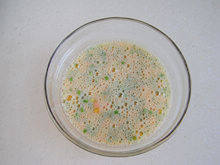 5、虾仁火腿鸡蛋饼,加入虾仁、火腿、胡萝卜、香葱